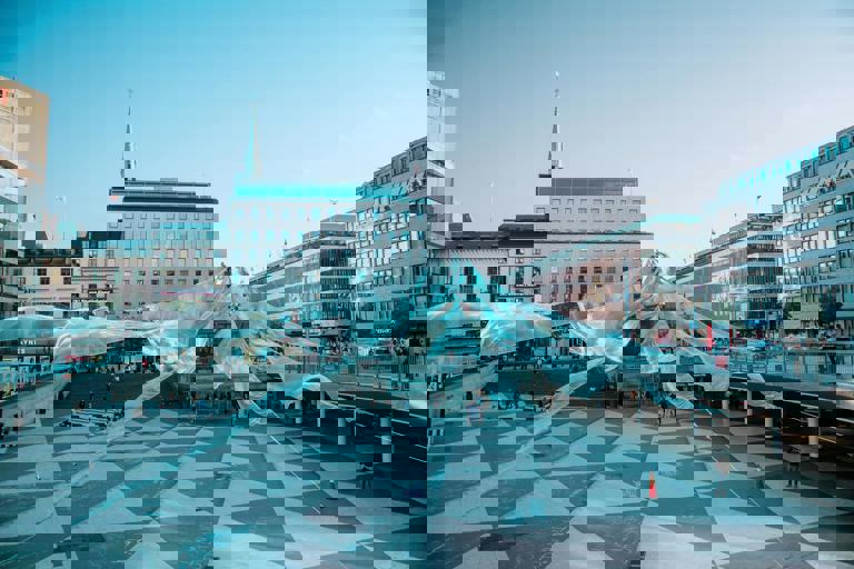 Mysterious Sculpture Appears Overnight in City Plaza, Sparking Wild Theories